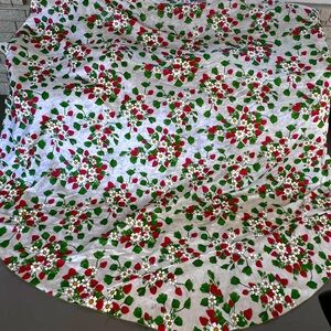 Floral Patterned Fabric table cloth large
Round size wipes clean